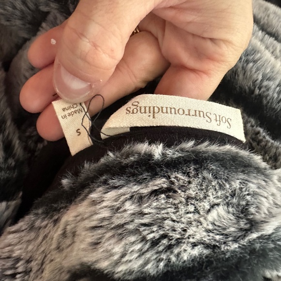 Soft Surroundings Black & Gray Faux Fur Cowl Neck Soft Tunic Sweater Sz Small - Picture 6 of 7